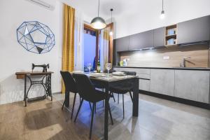 una sala da pranzo con tavolo e sedie in cucina di Luxury apartment Antonia in the city centre a Fiume (Rijeka)