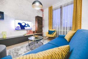 un soggiorno con divano blu e TV di Luxury apartment Antonia in the city centre a Fiume (Rijeka)