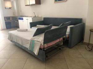 two beds in a room with a kitchen at casa gramazio in Manfredonia