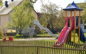 un parque con parque infantil con tobogán y escalera en Ferienwohnung Achhammer, en Riedenburg