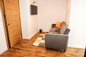 sala de estar con sofá y TV en Cosy Two Bedroom Apartment en Londres