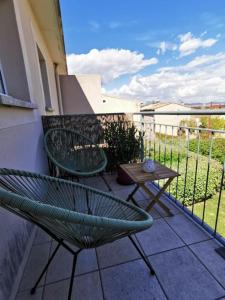 a patio with two chairs and a table on a balcony at Appartement 2 personnes in Trets