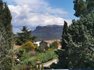a view of a mountain in the distance with trees at Appartement 2 personnes in Trets