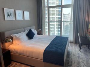 Postel nebo postele na pokoji v ubytování Canal View, Luxurious Studio In Downtown Dubai