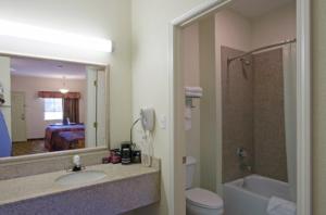 Ένα μπάνιο στο Americas Best Value Inn Byhalia +6 φωτογραφίες