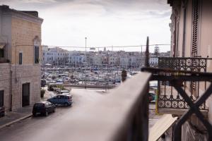 uma vista para um porto com carros estacionados numa rua em Seaport #Rooms em Trani