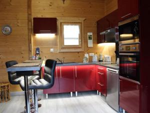 Dapur atau dapur kecil di Chalet cosy avec jardin, parking et recharge VE aux portes des Vosges - FR-1-584-16
