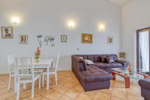 een woonkamer met een bank en een tafel bij Pool House Kristina near Poreč - Happy Rentals in Labinci