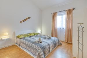 sypialnia z łóżkiem i oknem w obiekcie Pool House Kristina near Poreč - Happy Rentals w mieście Labinci