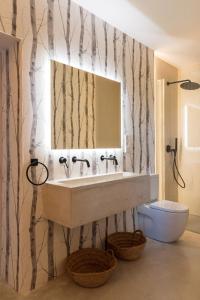 een badkamer met een wastafel en een spiegel bij Agroturisme Subies in Selva