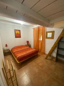 1 dormitorio con 1 cama en la esquina de una habitación en Jolie maisonnette avec piscine en Tourrettes-sur-Loup