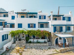Aussicht auf ein Haus in Blau und Weiß in der Unterkunft Niel Serifos in Serifos Chora