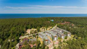 una vista aérea de un edificio en un bosque junto al océano en Apartments Lipova Stegna Park Coffee&Wi-Fi- 500 m do plaży en Stegna