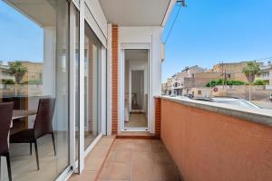 een balkon met een tafel en uitzicht op een straat bij Sara in L'Aldea