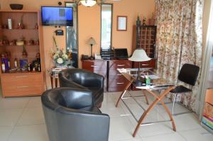 a living room with two chairs and a desk at Hotel Del Marques in Vallenar
