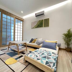 un salon avec un canapé et une table dans l'établissement M1 Homestay 8 Pax Muji Concept (Town City), à Malacca