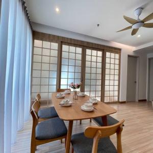une salle à manger avec une table et des chaises et un ventilateur de plafond dans l'établissement M1 Homestay 8 Pax Muji Concept (Town City), à Malacca