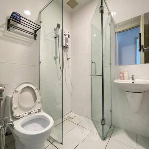 une salle de bains avec douche, toilettes et lavabo dans l'établissement M1 Homestay 8 Pax Muji Concept (Town City), à Malacca