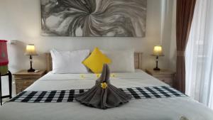 Un dormitorio con una cama con un vestido. en Candra Surf Homestay, en Canggu