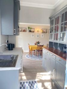 uma cozinha com uma mesa e uma sala de jantar em Auret Street Garden Cottage em Paarl