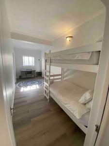 Двухъярусная кровать или двухъярусные кровати в номере Auret Street Garden Cottage