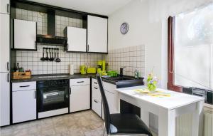 מטבח או מטבחון ב-Lovely Home In Roggentin With Wifi