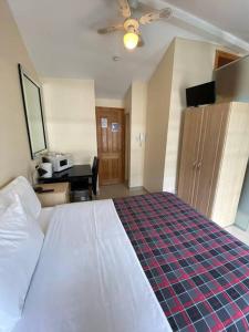 a hotel room with a large bed and a desk at Studio to let in Covent Garden with kitchen in London
