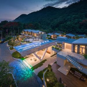 una vista aérea de una casa con piscina en Hotel MYS Khao Yai ! Adult only hotel 13 Up en Mu Si