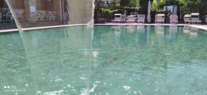 a swimming pool with a fountain in the middle at Campeggio Gianna Golfo dei Poeti in Lerici