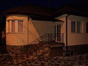 una casa con una escalera delante de ella por la noche en Todea House, en Reghin