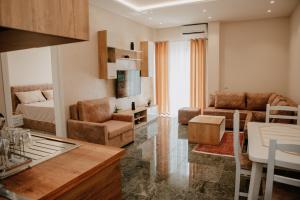- un salon avec un canapé et un lit dans l'établissement Matteo's Apartments, à Velipojë