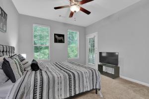 een slaapkamer met een bed en een plafondventilator bij 1 BR 1 BA Stylish Apartment in Brookhaven in Atlanta