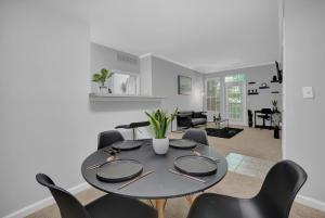 een eetkamer en een woonkamer met een tafel en stoelen bij 1 BR 1 BA Stylish Apartment in Brookhaven in Atlanta
