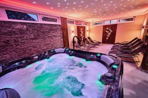 ケストヘイにあるTokajer Wellness Panzióの- ホットタブ(椅子付)