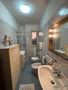 uma casa de banho com um lavatório, um WC e um espelho. em Fusella Country House/Villa a Polignano Vista Mare em Polignano a Mare
