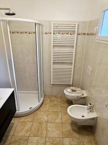 阿爾瑪迪塔賈的住宿－Casa del Sole，带淋浴、卫生间和盥洗盆的浴室