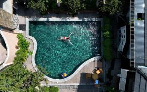 an overhead view of a person swimming in a pool at IRIS HILL VILLA in Thôn Dương Xuân Hạ +117 photos