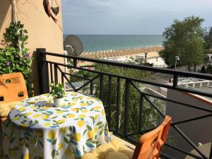 un tavolo su un balcone con vista sulla spiaggia di Sunny apartment Lavanda Golden Sands 1st line a Golden Sands