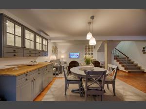 - une cuisine et une salle à manger avec une table et des chaises dans l'établissement Casa da Costa, à Melgaço