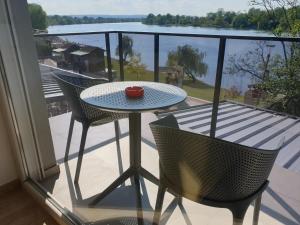 Výhled na řeku, která protéká v blízkosti apartmánu