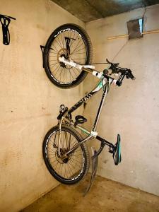 Ein Fahrrad hängt an der Wand in der Unterkunft Apotekbygget in Nesbyen