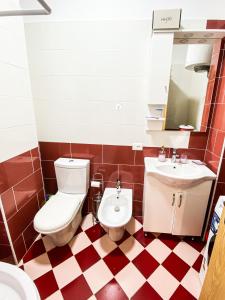 łazienka z toaletą i umywalką w obiekcie Boba’s apartment w Durrës