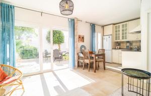 埃斯特波納的住宿－Gorgeous Home In Estepona With Kitchen，厨房以及带桌椅的用餐室。
