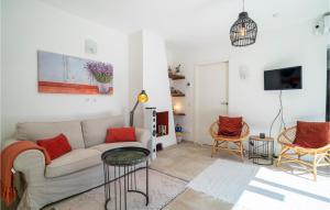 een woonkamer met een bank en 2 stoelen bij Gorgeous Home In Estepona With Kitchen in Estepona