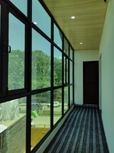 um quarto vazio com janelas e vista para uma rua em Hotel city way em Srinagar