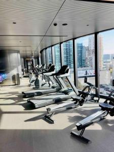 een fitnessruimte met een stel cardio-apparaten in een gebouw bij Stunning City Views 2 bed 2 bath- Ur Urban Oasis！ in Melbourne