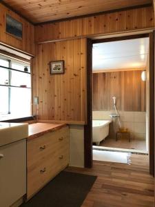 bagno con vasca, lavandino e bagno. di ビラ里山双林 a Inashiki