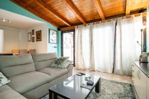 ein Wohnzimmer mit einem Sofa und einem Tisch in der Unterkunft Apartment & Room Sunset Beach in Dubrovnik