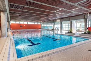 a large swimming pool in a large building at Hotelli Siuntio in Sjundeå