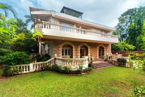 Zahrada ubytování SaffronStays Grandiosa - 4 BDR pet-friendly, pool villa Khandala